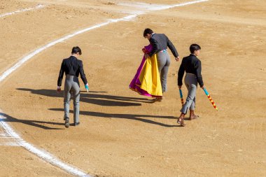 Valencia, İspanya - 05 06 2022: boğa güreşçisi boğa güreşini ringde bekliyor. İspanya, Valencia 'da güneşli bir bahar gününde Corrida de Toros.