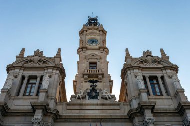 Valencia, İspanya - 05 06 2022: Güneşli bir bahar gününde İspanya Valensiya Belediye Sarayı.