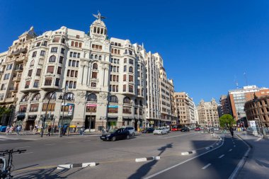 Valencia, İspanya - 05 06 2022: Güneşli bir bahar gününde İspanya, Valencia 'da bir apartman dairesi.