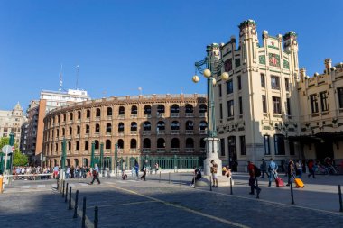 Valencia, İspanya - 05 06 2022: Valencia, İspanya 'da güneşli bir bahar gününde Plaza de Toros de Valencia arenası.