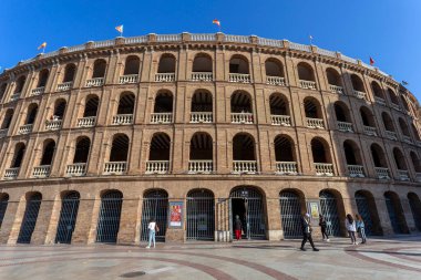 Valencia, İspanya - 05 06 2022: Valencia, İspanya 'da güneşli bir bahar gününde Plaza de Toros de Valencia arenası.