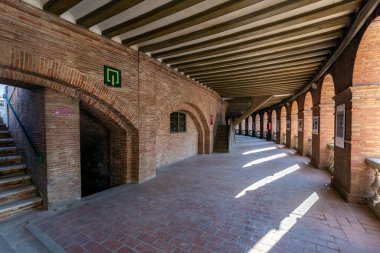 Valencia, İspanya - 05 06 2022: Valencia, İspanya 'da güneşli bir bahar gününde Plaza de Toros de Valencia arenası.