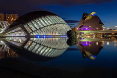 Valencia, İspanya - 05 05 05 2022: İspanya 'nın Valencia kentindeki Hemisferic binasının akşam fotoğrafı.