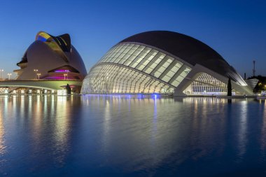 Valencia, İspanya - 05 05 05 2022: İspanya 'nın Valencia kentindeki Hemisferic binasının akşam fotoğrafı.