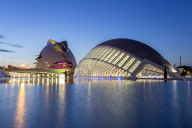Valencia, İspanya - 05 05 05 2022: İspanya 'nın Valencia kentindeki Hemisferic binasının akşam fotoğrafı.
