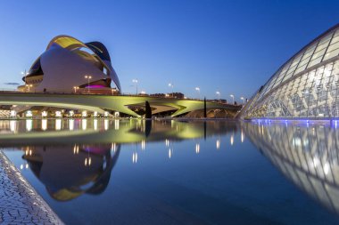 Valencia, İspanya - 05 07 2022: Güneşli bir bahar gününde İspanya 'nın Valencia kentindeki Montolivet Köprüsü' nün akşam fotoğrafı.