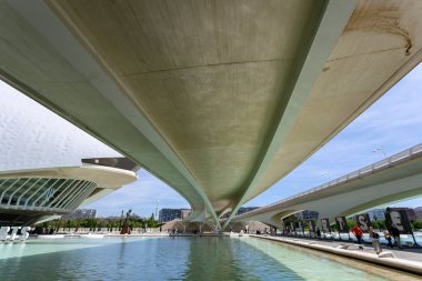 Valencia, İspanya - 05 07 2022: Valencia, İspanya 'da güneşli bir bahar gününde Montolivet Köprüsü.