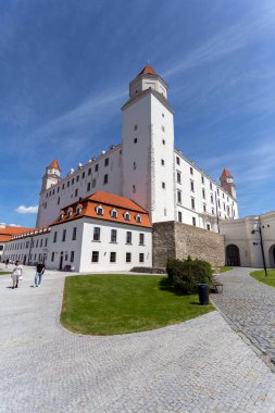 Bratislava, Slovakya - 05: 21 2022: Güneşli bir bahar gününde Bratislava Kalesi.