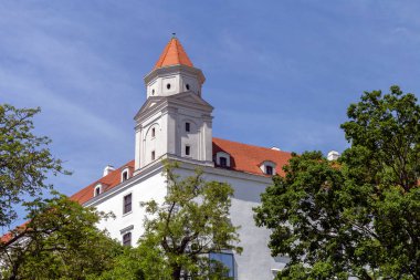 Bratislava, Slovakya - 05: 21 2022: Güneşli bir bahar gününde Bratislava Kalesi.