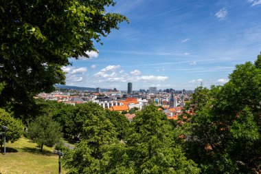 Bratislava, Slovakya - 05: 21 2022: Şato tepesinden Bratislava 'nın görüntüsü.