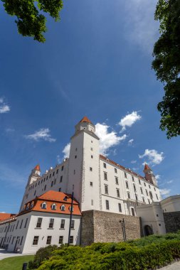Bratislava, Slovakya - 05: 21 2022: Güneşli bir bahar gününde Bratislava Kalesi.