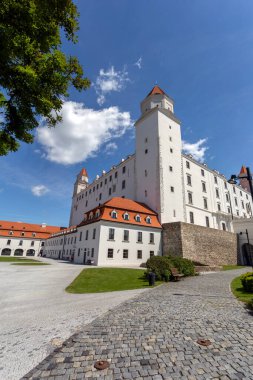 Bratislava, Slovakya - 05: 21 2022: Güneşli bir bahar gününde Bratislava Kalesi.
