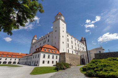 Bratislava, Slovakya - 05: 21 2022: Güneşli bir bahar gününde Bratislava Kalesi.