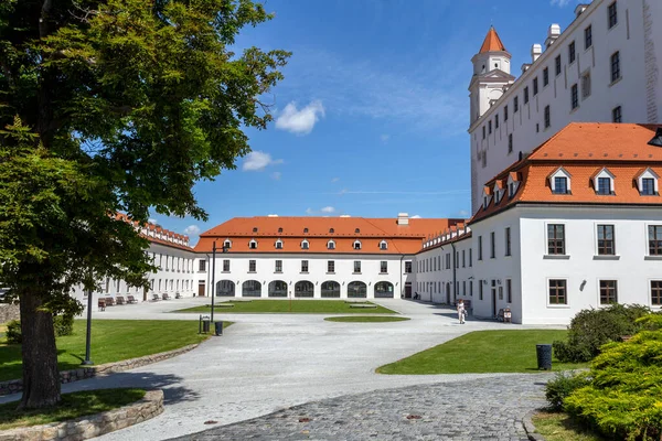 斯洛伐克布拉迪斯拉发 2022年5月21日 阳光灿烂的春天 布拉迪斯拉发城堡 — 图库照片