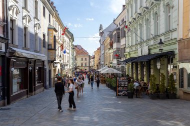 Bratislava, Slovakya - 05: 21 2022: Güneşli bir günde Bratislava 'da Dar Sokak.