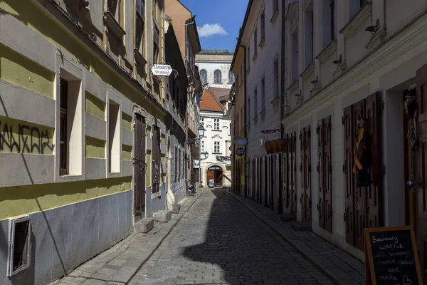 Bratislava Eslováquia 2022 Rua Estreita Bratislava Num Dia Ensolarado — Fotografia de Stock