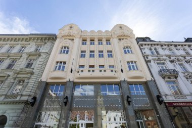 Bratislava, Slovakya - 05: 21 2022: Güneşli bir günde Bratislava 'daki Macar döviz bankasının sarayı.