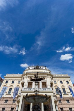 Bratislava, Slovakya - 05: 21 2022: Güneşli bir günde Bratislava 'daki Slovak Ulusal Tiyatrosu.