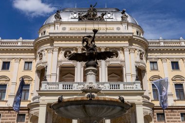 Bratislava, Slovakya - 05: 21 2022: Güneşli bir günde Bratislava 'daki Slovak Ulusal Tiyatrosu.