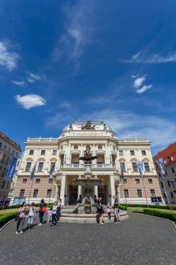 Bratislava, Slovakya - 05: 21 2022: Güneşli bir günde Bratislava 'daki Slovak Ulusal Tiyatrosu.