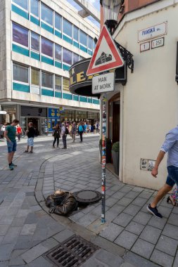 Bratislava, Slovakya - 05: 21 2022: Kümil Heykeli, Bratislava 'da çalışan adam.