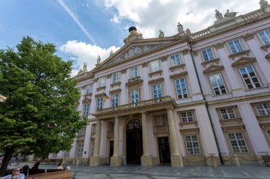 Bratislava, Slovakya - 05: 21 2022: Güneşli bir günde Primatların Bratislava 'daki Sarayı.