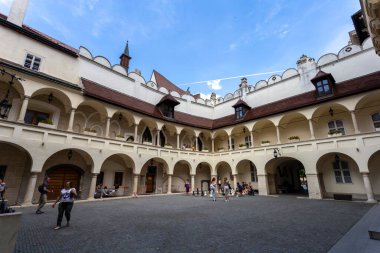 Bratislava, Slovakya - 05: 21 2022: Güneşli bir günde Bratislava 'daki Old Town Hall' un avlusu.