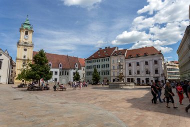 Bratislava, Slovakya - 05: 21 2022: Güneşli bir günde Bratislava 'nın Ana Meydanı.