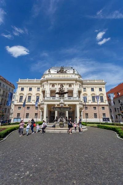 Bratislava, Slovakya - 05: 21 2022: Güneşli bir günde Bratislava 'daki Slovak Ulusal Tiyatrosu.