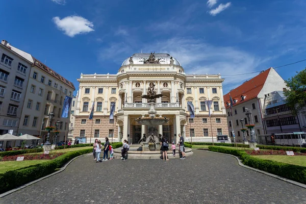 Bratislava, Slovakya - 05: 21 2022: Güneşli bir günde Bratislava 'daki Slovak Ulusal Tiyatrosu.