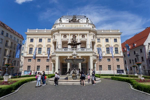 Bratislava, Slovakya - 05: 21 2022: Güneşli bir günde Bratislava 'daki Slovak Ulusal Tiyatrosu.