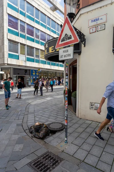 Bratislava, Slovakya - 05: 21 2022: Kümil Heykeli, Bratislava 'da çalışan adam.