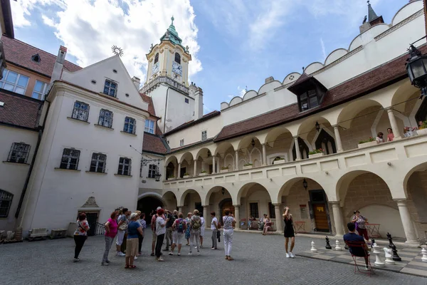 Bratislava, Slovakya - 05: 21 2022: Güneşli bir günde Bratislava 'daki Old Town Hall' un avlusu.