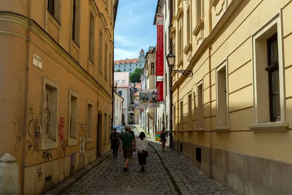 Bratislava Eslováquia 2022 Rua Estreita Bratislava Num Dia Ensolarado — Fotografia de Stock