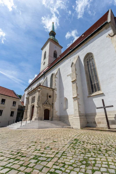 Братислава Словакия 2022 Собор Святого Мартина Братиславе Солнечный День — стоковое фото