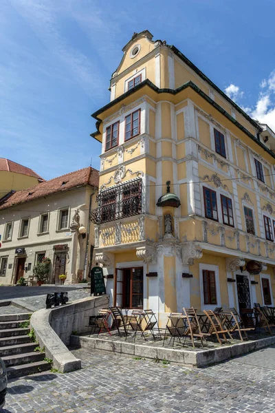 Bratislava, Slovakya - 05: 21 2022: Güneşli bir günde Bratislava 'daki eski binalar.