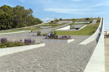 Budapeşte, Macaristan - 05: 24 2022: Budapeşte Etnoğrafya Müzesi 'nin çatı bahçesi.