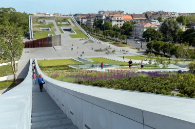 Budapeşte, Macaristan - 05: 24 2022: Budapeşte Etnoğrafya Müzesi 'nin çatı bahçesi.