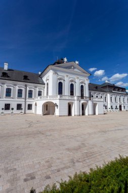 Bratislava, Slovakya - 05: 21 2022: Güneşli bir günde Bratislava 'daki Grassalkovich Sarayı.
