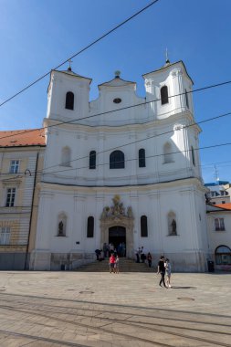 Bratislava, Slovakya - 05: 21 2022: Matha 'lı Aziz John Katedrali ve güneşli bir günde Bratislava' daki Valois Aziz Felix Katedrali.