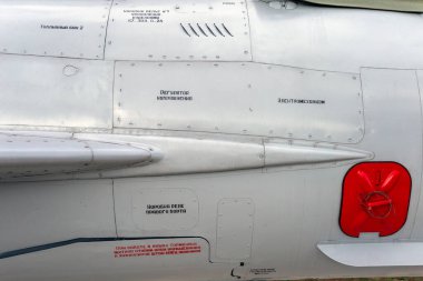 Budapeşte, Macaristan - 09 02 02 2021: MiG-21 savaş uçağı Budapeşte 'de bir açık hava havacılık müzesinde.