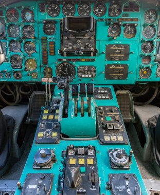 Budapeşte, Macaristan - 09 02 02 2021: Tupolev Tu-154B 'nin Kokpiti Budapeşte' de bir açık hava havacılık müzesi.
