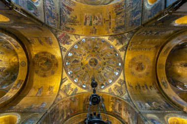 Venedik, İtalya - 06 09 2022: Venedik 'teki Aziz Mark Bazilikası' nın tavan mozaikleri