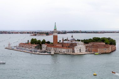 Venedik, İtalya - 06 09 2022: Venedik 'te bir yaz günü St. Mark' s Campanile 'den San Giorgio Maggiore Kilisesi manzarası.