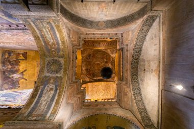 Venedik, İtalya - 06 09 2022: Venedik 'teki Aziz Mark Bazilikası' nın tavan mozaikleri