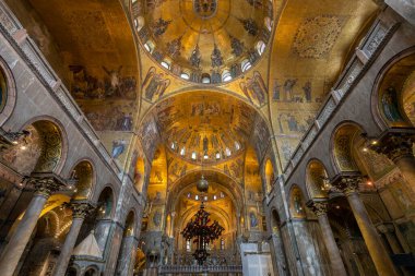 Venedik, İtalya - 06 09 2022: Venedik 'teki Aziz Mark Bazilikası' nın tavan mozaikleri