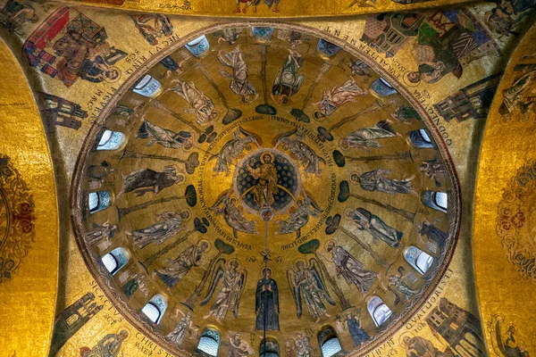 Venedik, İtalya - 06 09 2022: Venedik 'teki Aziz Mark Bazilikası' nın tavan mozaikleri