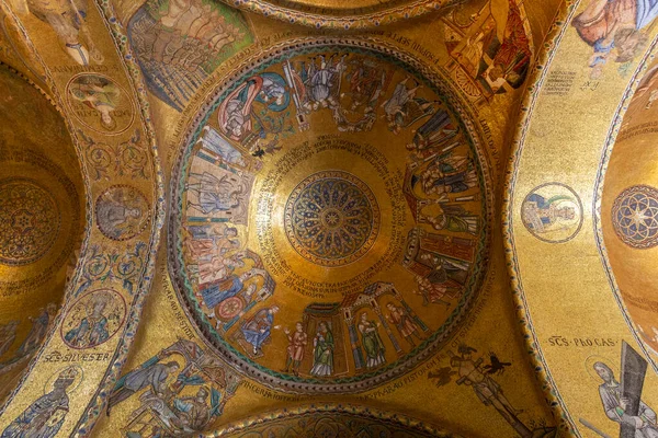 Venedik, İtalya - 06 09 2022: Venedik 'teki Aziz Mark Bazilikası' nın tavan mozaikleri