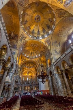 Venedik, İtalya - 06 09 2022: Venedik 'teki Aziz Mark Bazilikası' nın tavan mozaikleri