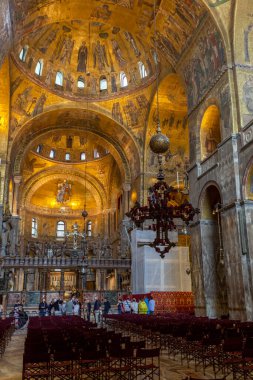 Venedik, İtalya - 06 09 2022: Venedik 'teki Aziz Mark Bazilikası' nın tavan mozaikleri